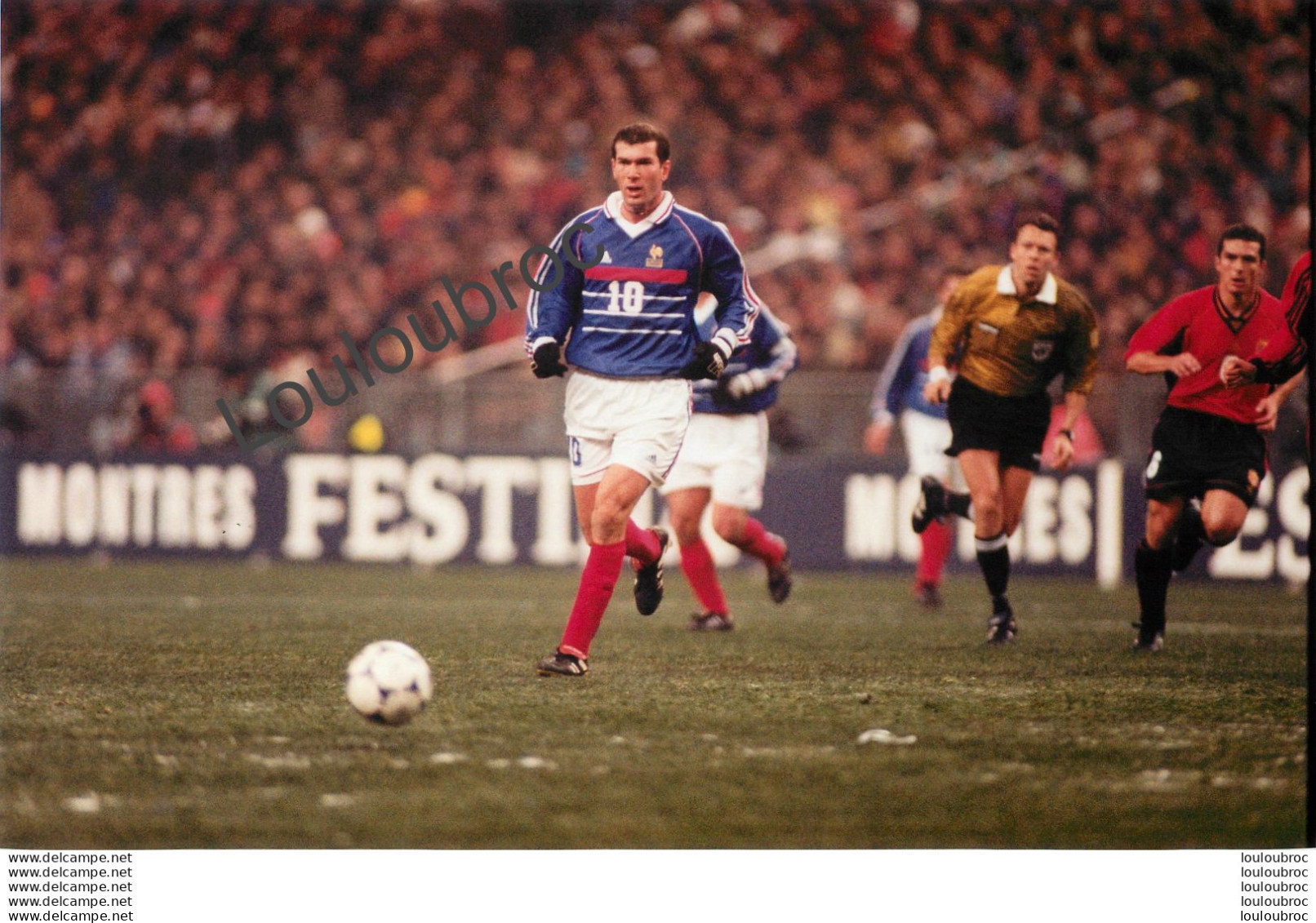 FOOTBALL FRANCE ESPAGNE 28/01/1998 PREMIER MATCH AU STADE DE FRANCE ZIDANE  PHOTO DE PRESSE AGENCE  ANGELI 27 X 18 CM - Deportes