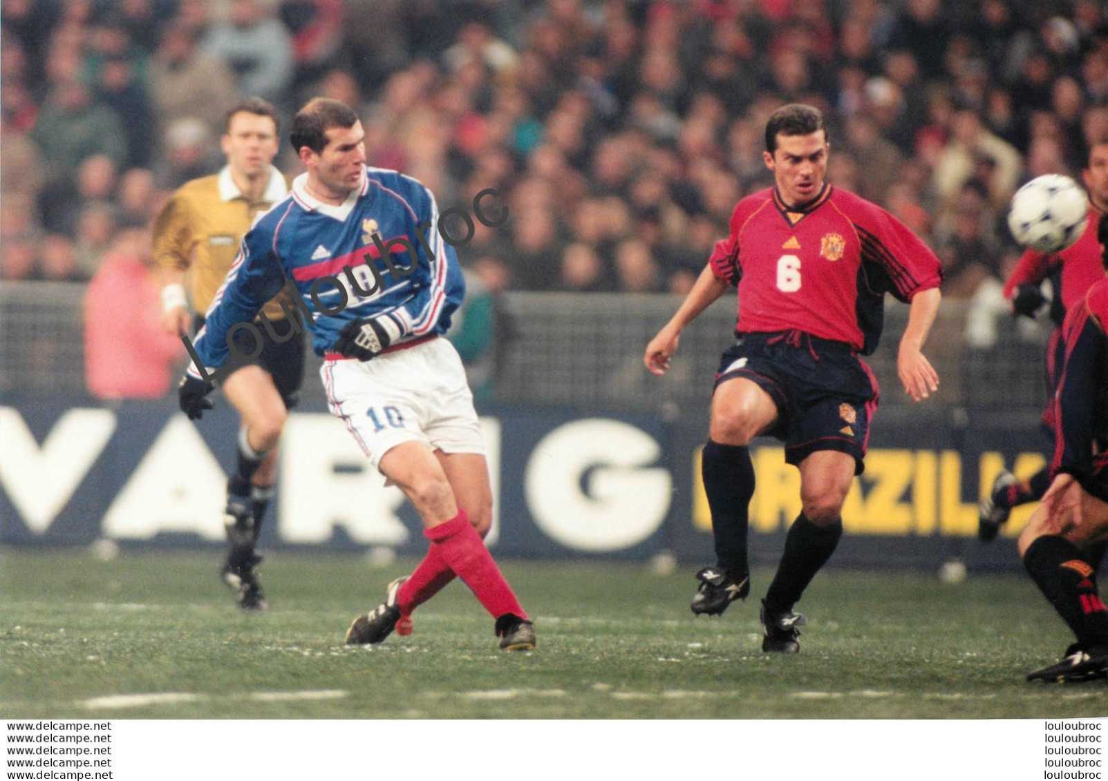 FOOTBALL FRANCE ESPAGNE 28/01/1998 PREMIER MATCH AU STADE DE FRANCE ZIDANE  PHOTO DE PRESSE AGENCE  ANGELI 27 X18cm Ref1 - Sport