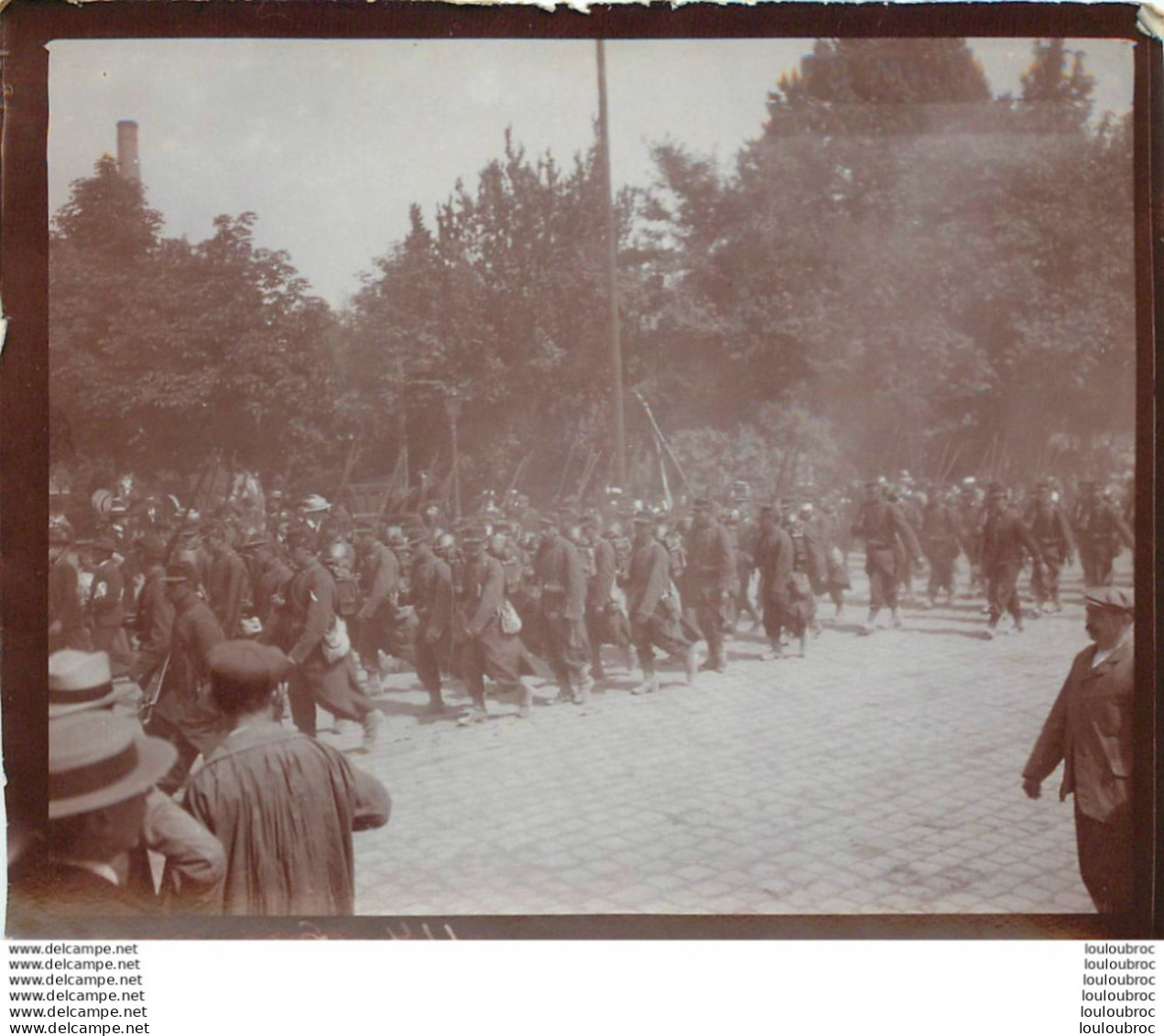 GROUPE DE SOLDATS EN MARCHE ANNEES 1900 PHOTO ORIGINALE 13 X 10 CM  M13 - Krieg, Militär