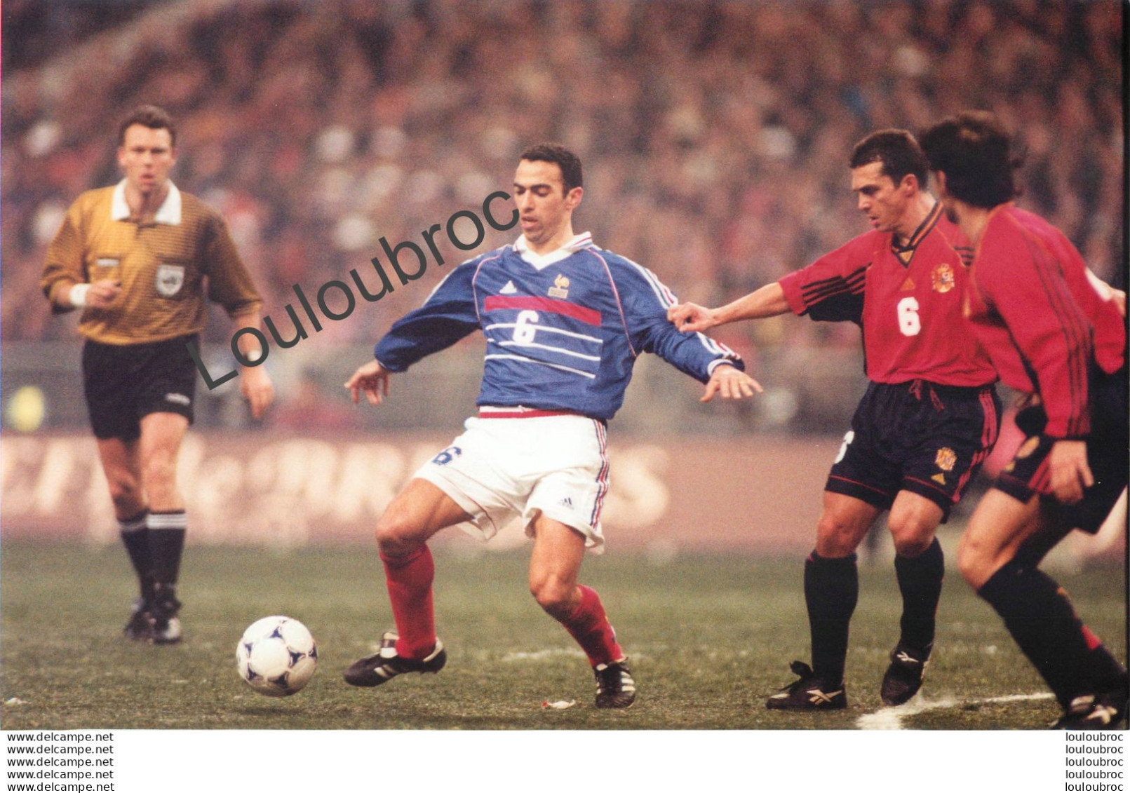 FOOTBALL FRANCE ESPAGNE 28/01/1998 PREMIER MATCH AU STADE DE FRANCE DJORKAEFF PHOTO DE PRESSE AGENCE  ANGELI 27 X 18 CM - Deportes