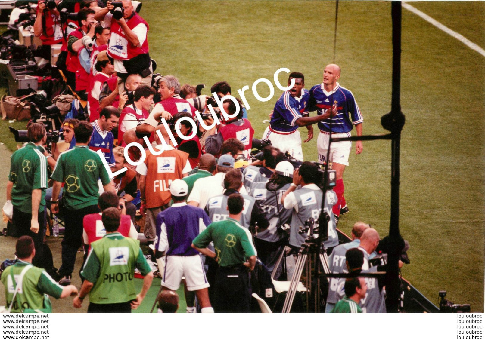 FINALE DE LA COUPE DU MONDE 1998 PHOTO DE PRESSE AGENCE  ANGELI 27 X 18 CM Ref4 - Deportes