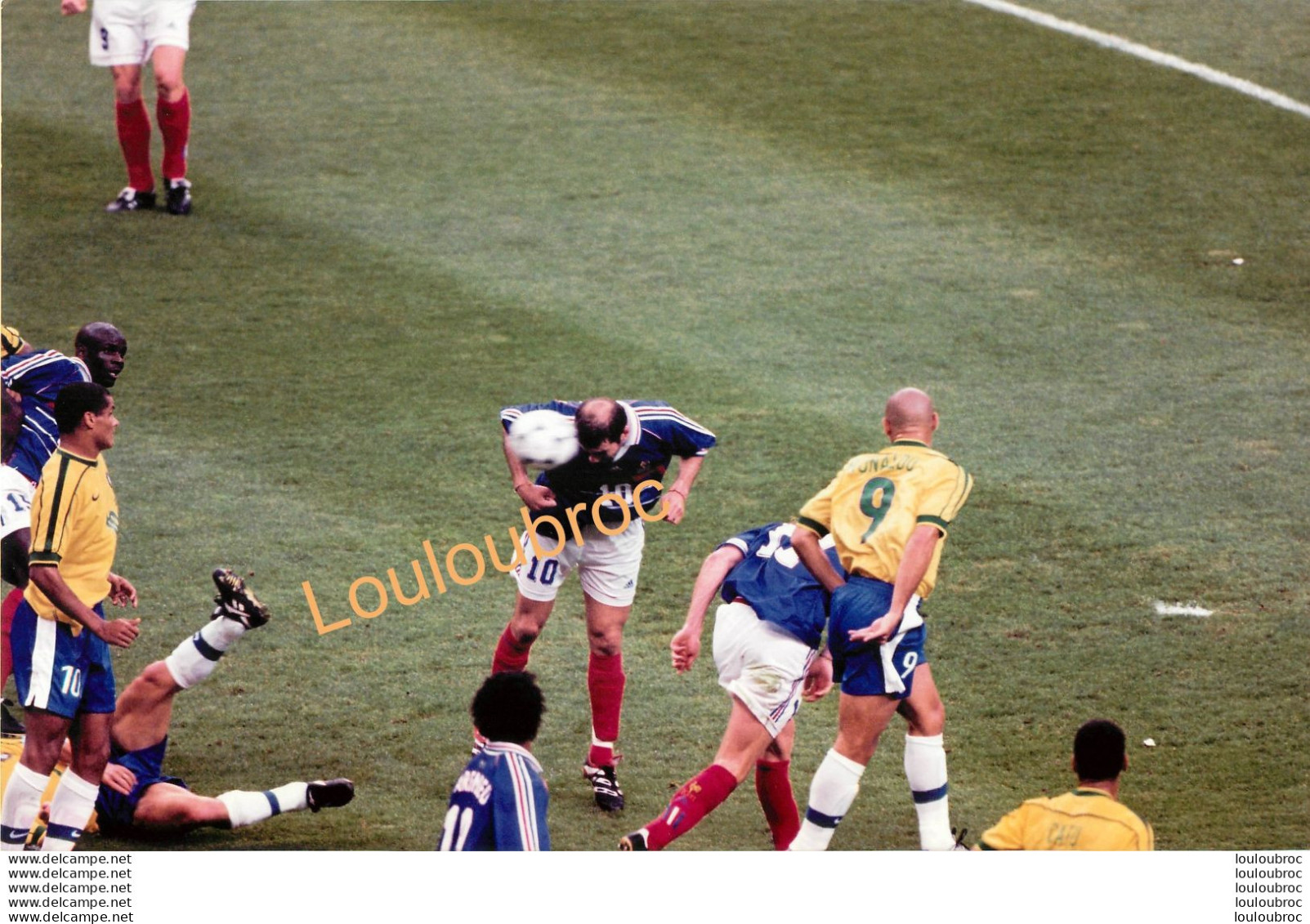 FINALE DE LA COUPE DU MONDE 1998 BUT DE ZIDANE PHOTO DE PRESSE AGENCE  ANGELI 27 X 18 CM Ref5 - Deportes