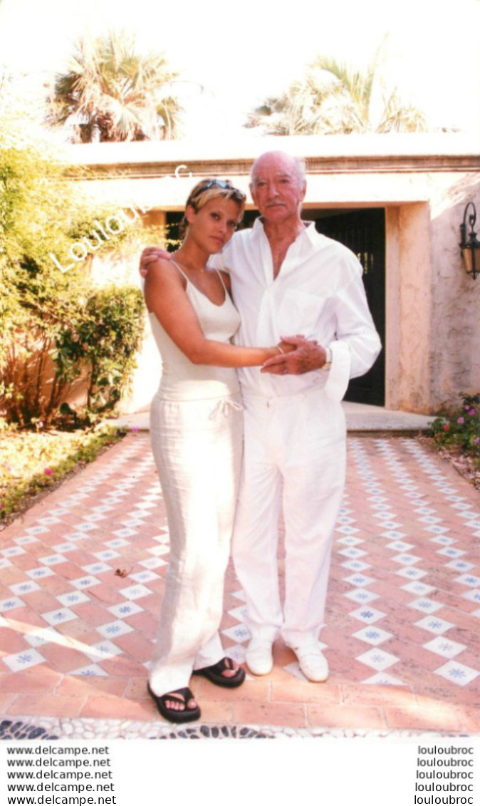 EDDIE BARCLAY ET JULIE A SAINT TROPEZ 07/1999 PHOTO DE PRESSE AGENCE  ANGELI 27 X 18 CM Ref1 - Célébrités