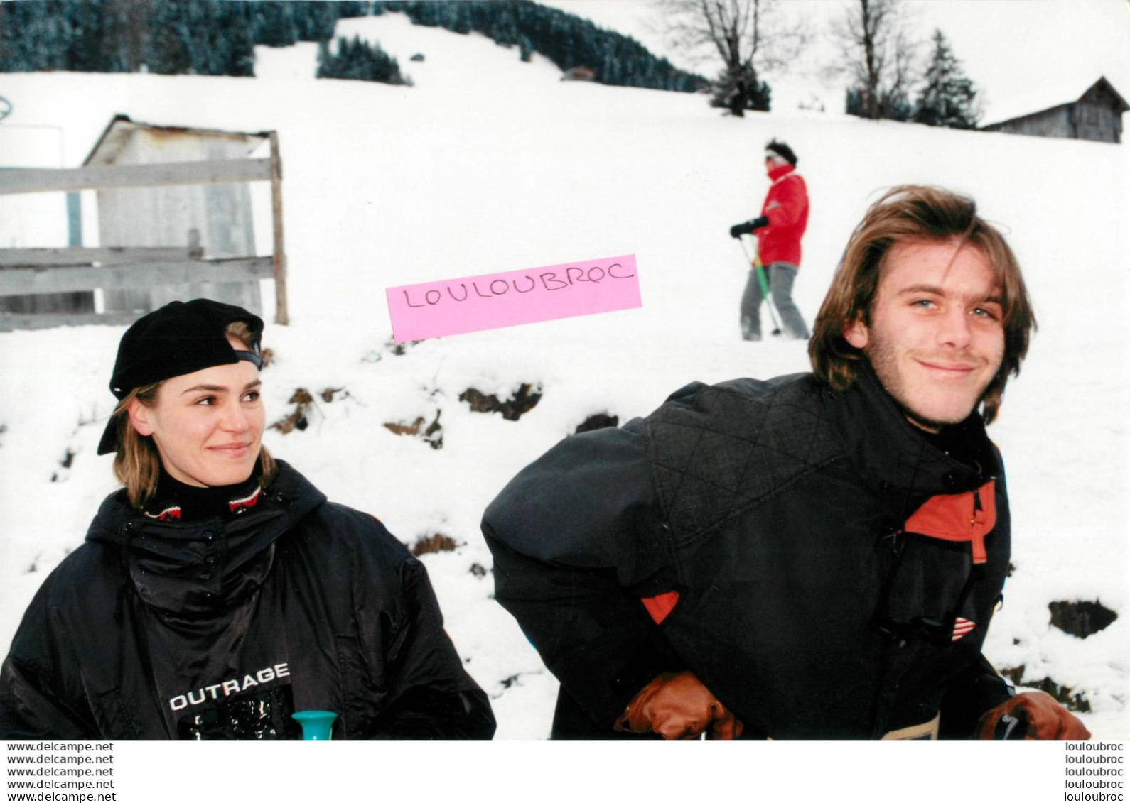 EMMANUEL PHILIBERT DE SAVOIE ET NATACHA ANDRESS A GSTAAD SUISSE 01/1998  PHOTO DE PRESSE AGENCE  ANGELI 27 X 18 CM - Célébrités