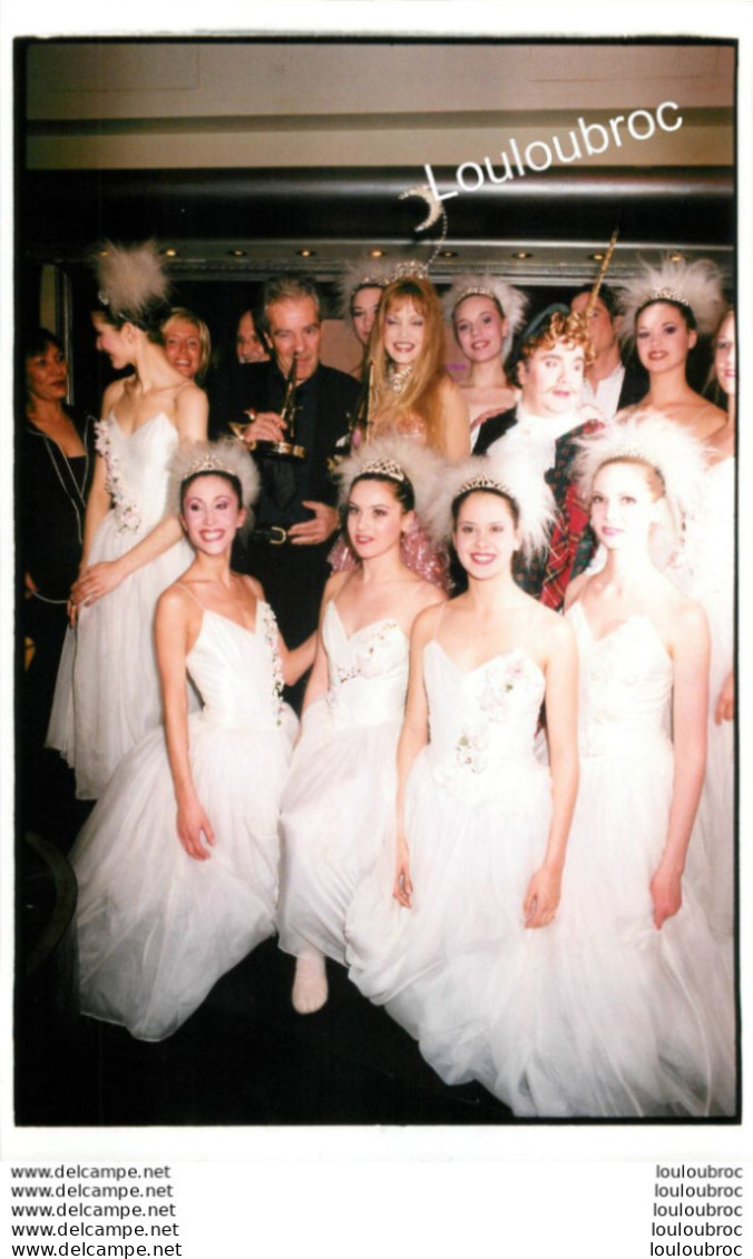 ARIELLE DOMBASLE ET SA TROUPE DE LA BELLE ET LA BETE 03/2003 FESTIVAL DU FILM DE PARIS  PHOTO AGENCE  ANGELI 25X18CM - Famous People