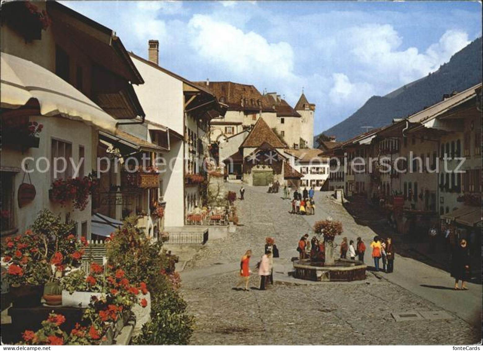 11880682 Gruyeres FR Dorfpartie Mit Brunnen Gruyeres - Andere & Zonder Classificatie