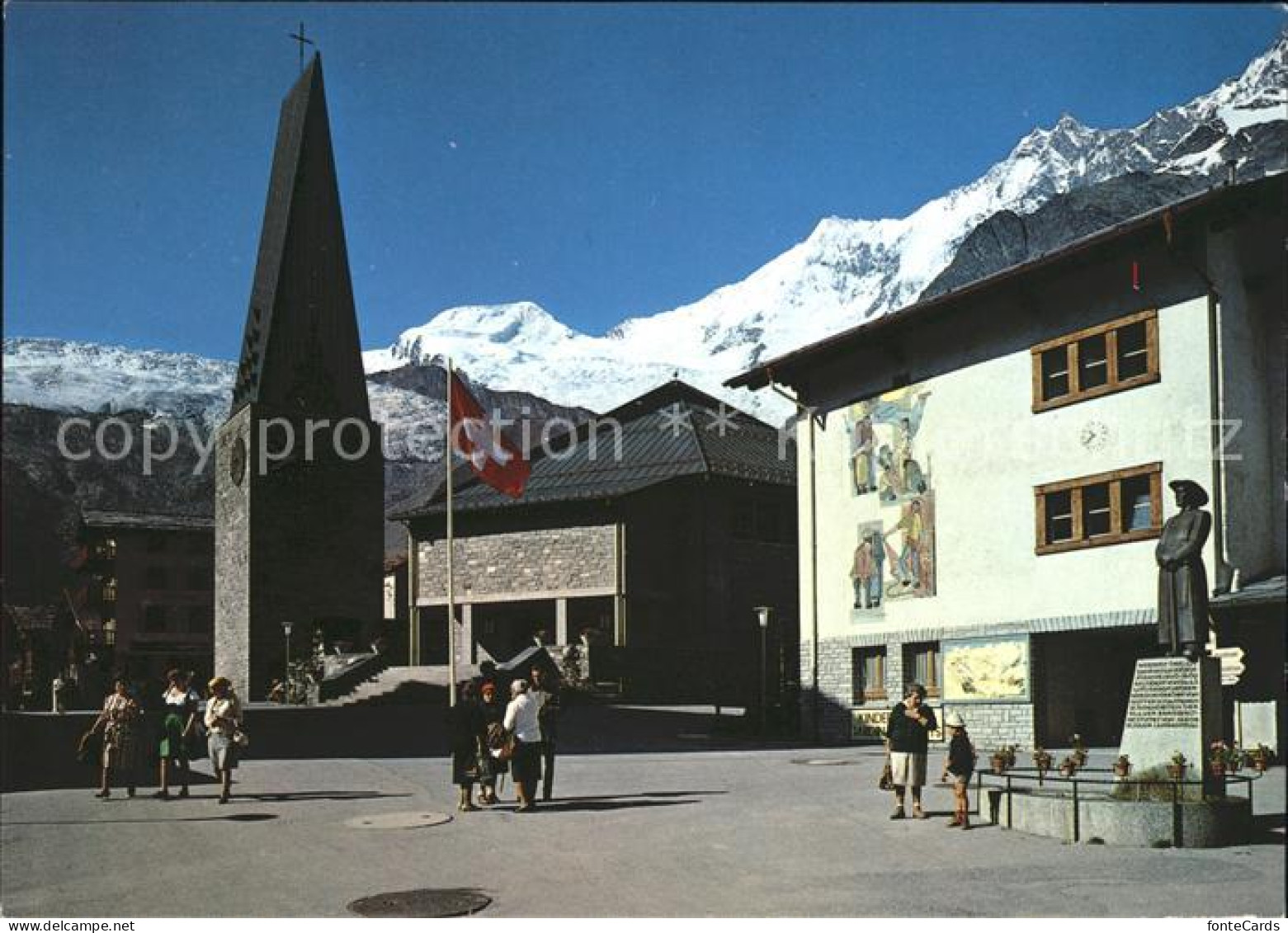 11880402 Saas-Fee Dorfplatz Mit Kirche Alphubel Taeschhorn Und Dom Saas-Fee - Sonstige & Ohne Zuordnung