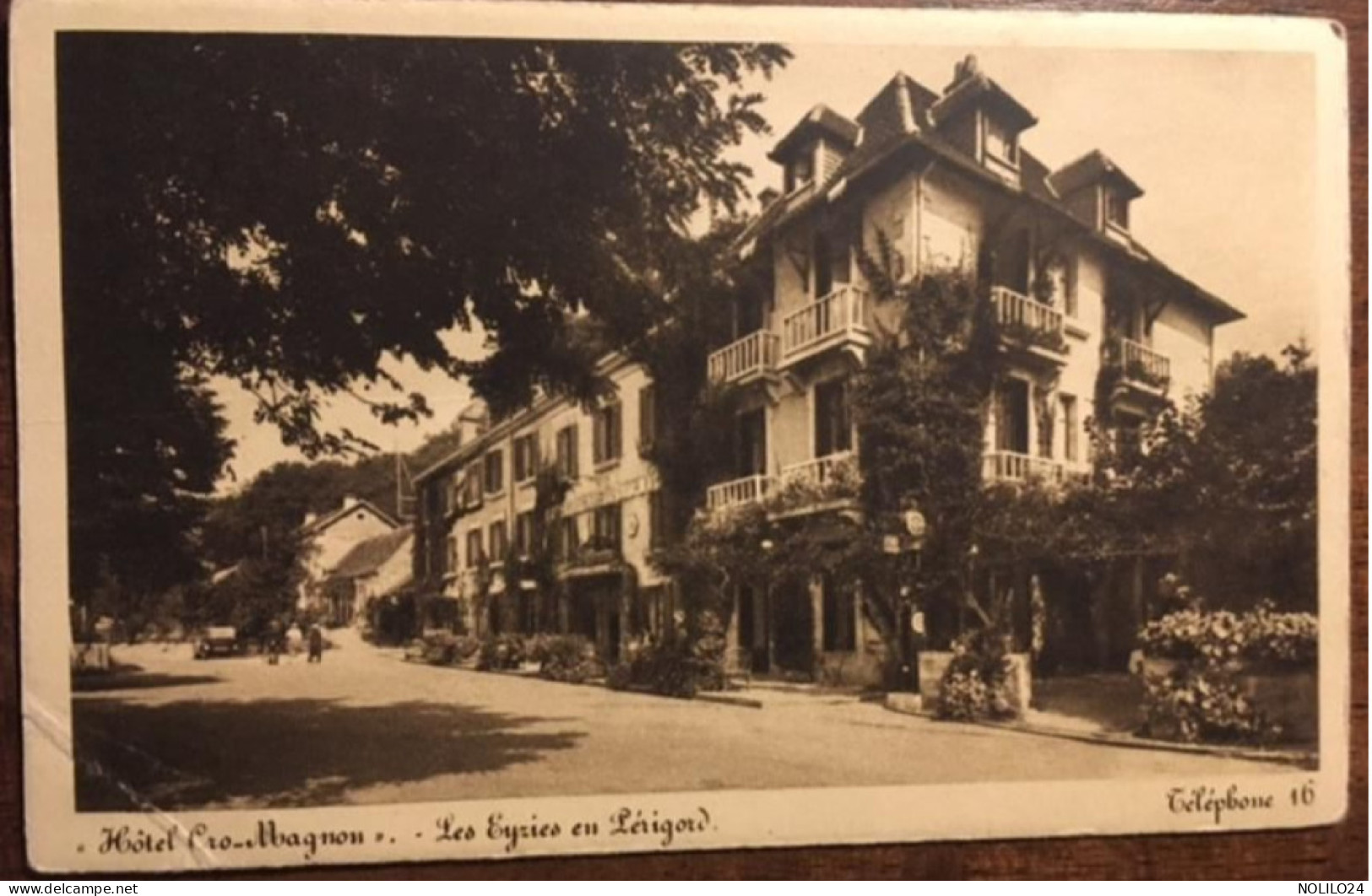 Cpa, 24, Dordogne, Les Eyzies En Périgord, Devanture Hôtel Cro-Magnon, Animée, Voiture, Pompe à Essence, éd CAP - Les Eyzies