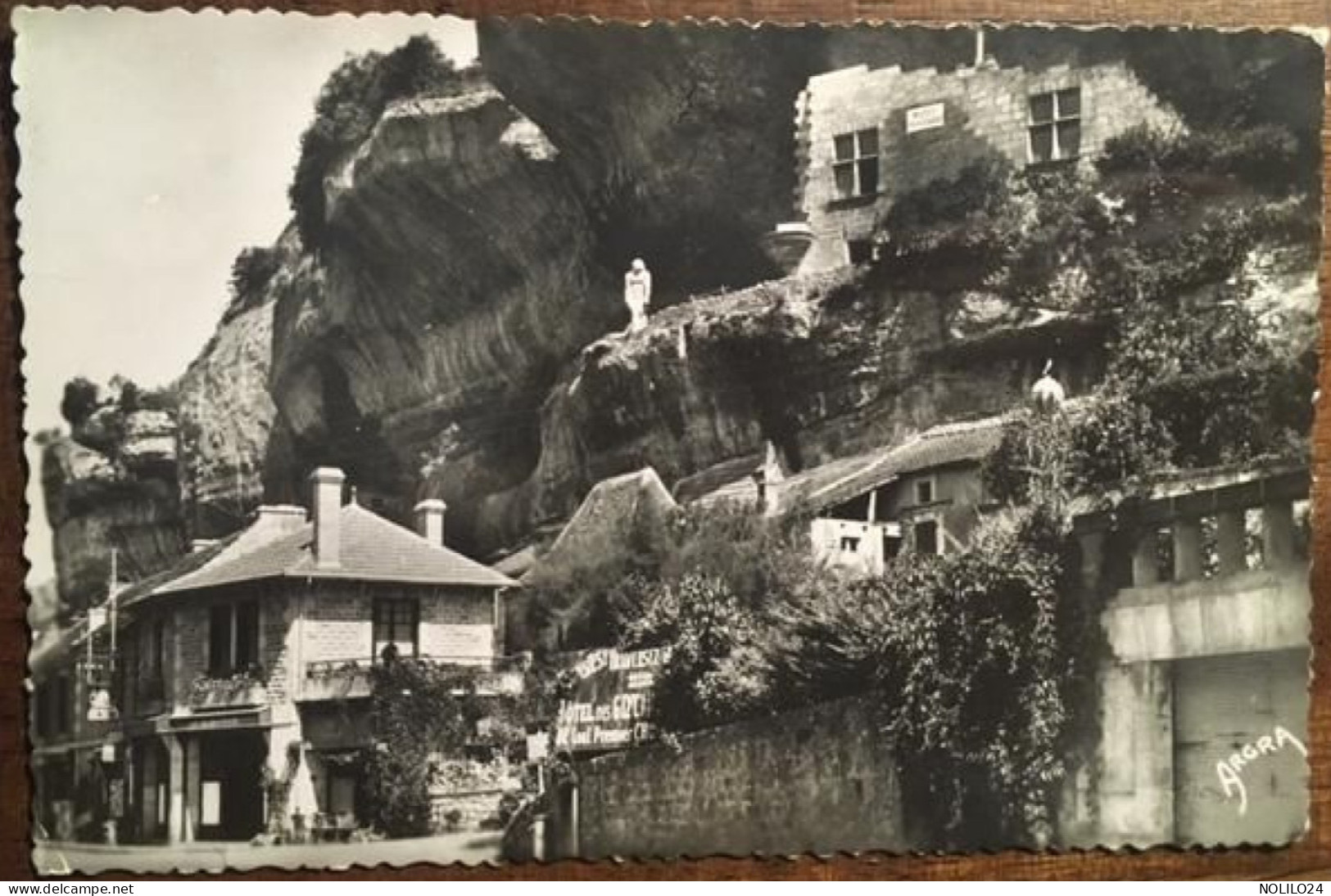 Cpsm, 24, Dordogne, Les Eyzies, Enseigne Hôtel Des Glycines, L'Ancien Château "Musée National", éd Argra - Les Eyzies