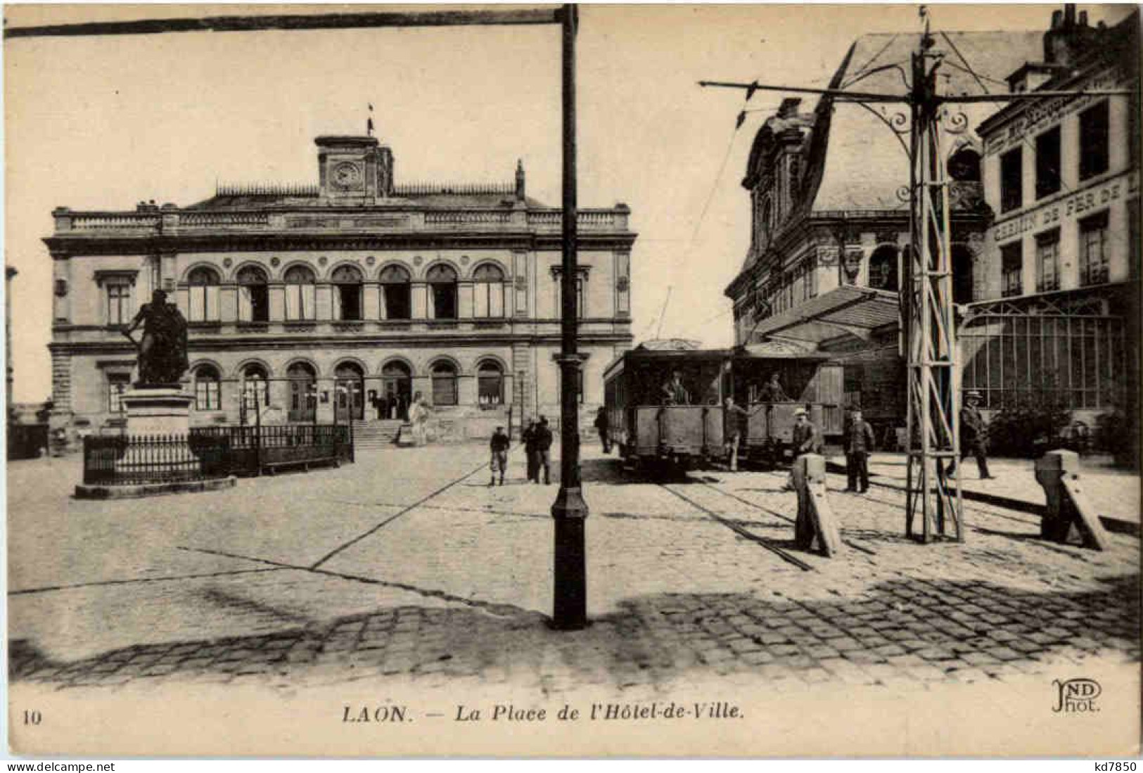 Laon - La Place De L Hotel De Ville - Tramway - Laon