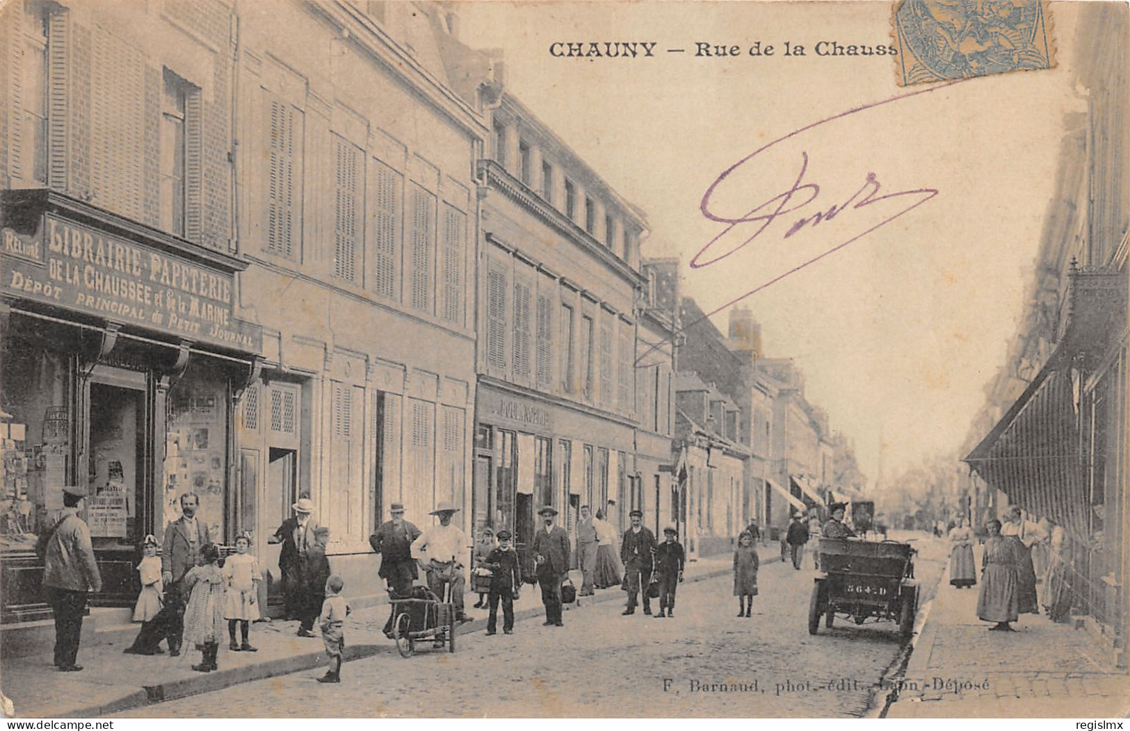 02-CHAUNY-PASSANTS ET VOITURES RUE DE LA CHAUSSEE-N°2040-B/0377 - Chauny