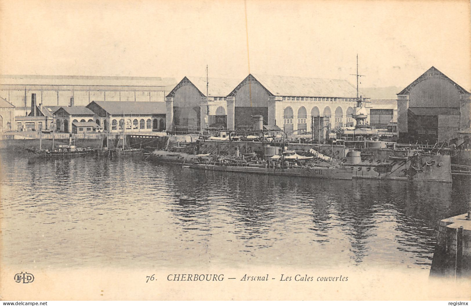 50-CHERBOURG-ARSENAL-LES CALES COUVERTES-N°2043-H/0195 - Cherbourg