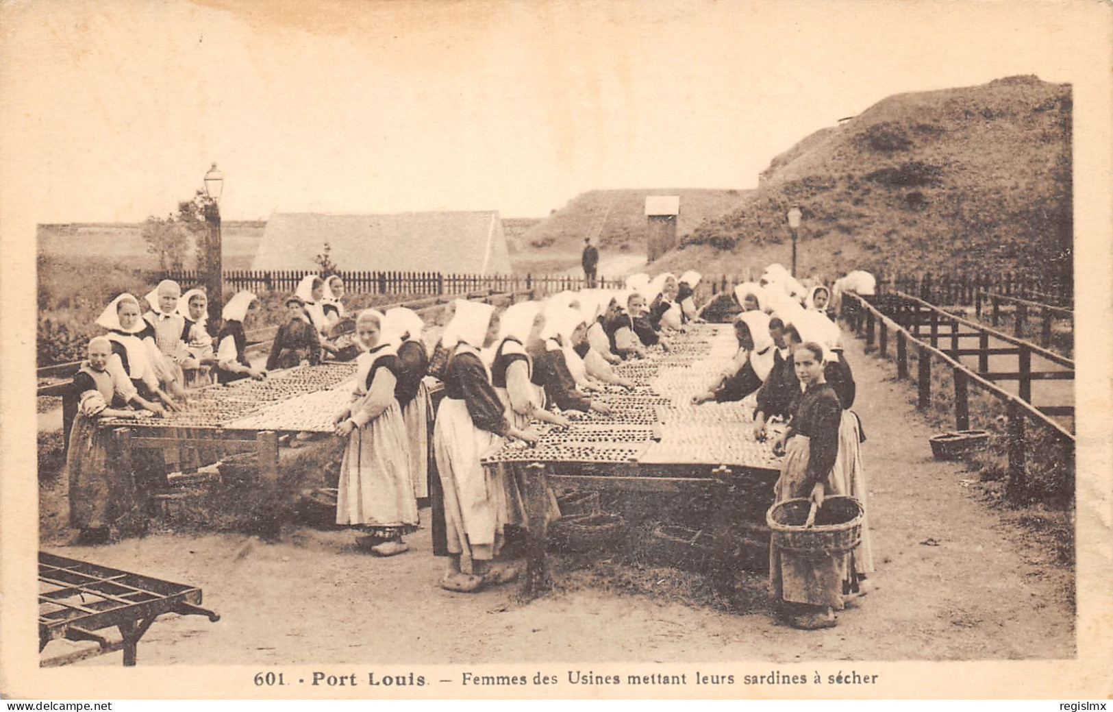 56-PORT LOUIS-FEMMES METTANT LES SARDINES A SECHER-N°2045-F/0241 - Port Louis