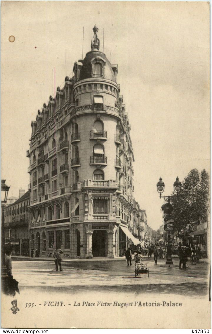 Vichy - La Place Victor Hugoyet - Vichy