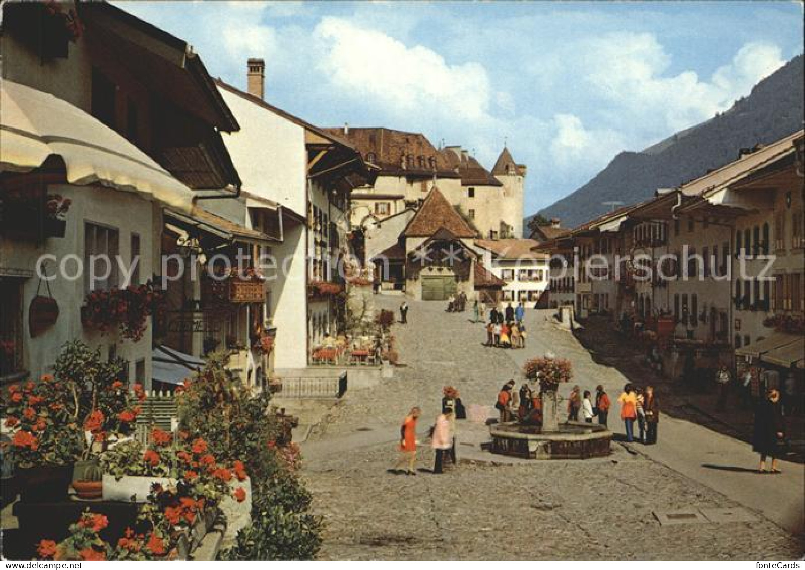 11877181 Gruyeres FR Dorfpartie Mit Brunnen Gruyeres - Sonstige & Ohne Zuordnung