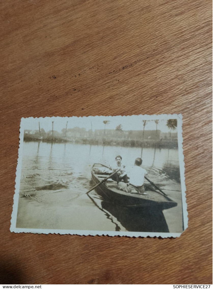 563 // PHOTO ANCIENNE 8 X 5 CMS /COUPLE EN BARQUE - Boats