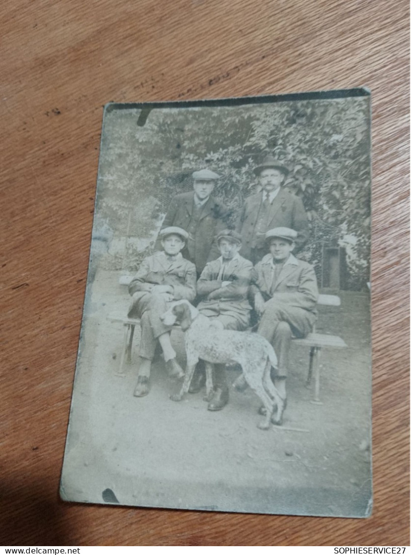 563 // PHOTO ANCIENNE DECOUPEE D'UNE CARTE POSTALE ? 9 X 6 CMS / PERSONNES ET LE CHIEN - Unclassified