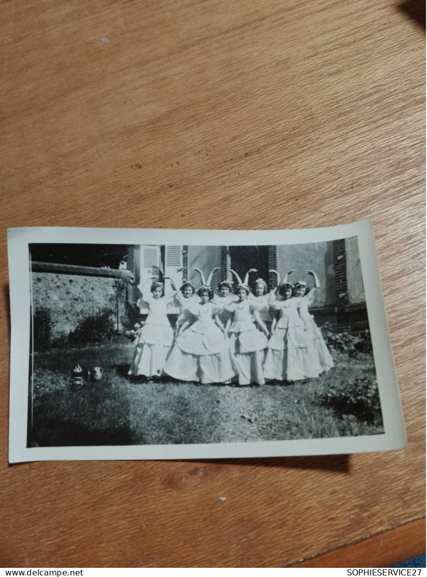 563 // PHOTO ANCIENNE JEUNES FILLES EN ROBE BLANCHE,  DANSE / 11 X 7 CMS - Personas Anónimos