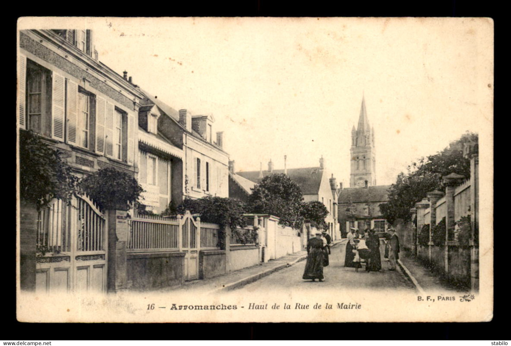 14 - ARROMANCHES - HAUT DE LA RUE DE LA MAIRIE - Arromanches