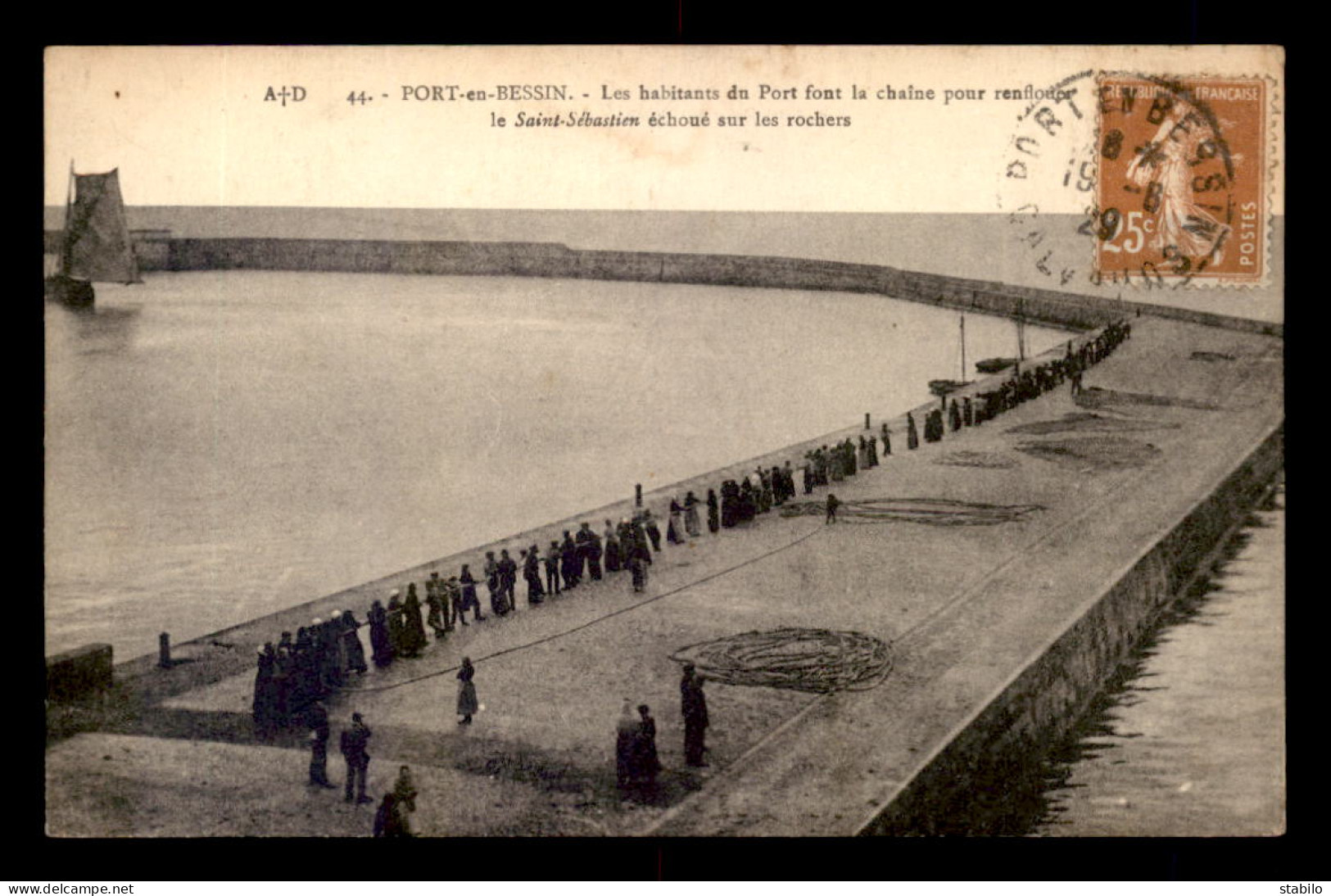 14 - PORT-EN-BESSIN - LES HABITANTS FONT LA CHAINE POUR RENFLOUER LE ST-SEBASTIEN ECHOUE SUR LES ROCHERS - Port-en-Bessin-Huppain