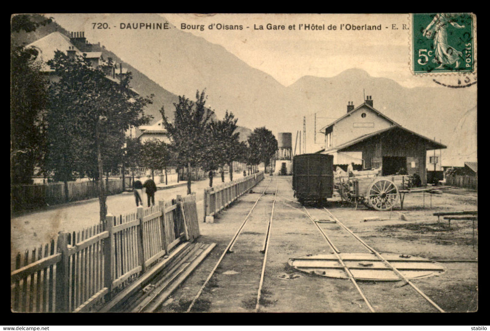 38 - BOURG-D'OISANS - LA GARE DE CHEMIN DE FER ET L'HOTEL DE L'OBERLAND - Bourg-d'Oisans