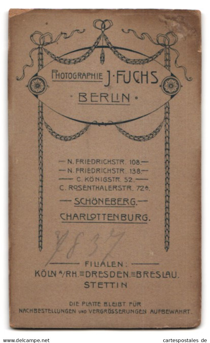 Fotografie J. Fuchs, Berlin-N. Friedrichstr. 108, Süsses Kleinkind Im Hemd Sitzt Auf Fell  - Personas Anónimos