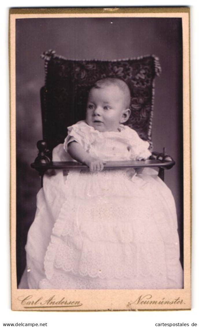 Fotografie Carl Andersen, Neumünster, Süsses Kleinkind Im Kleid Im Hochstuhl  - Personas Anónimos