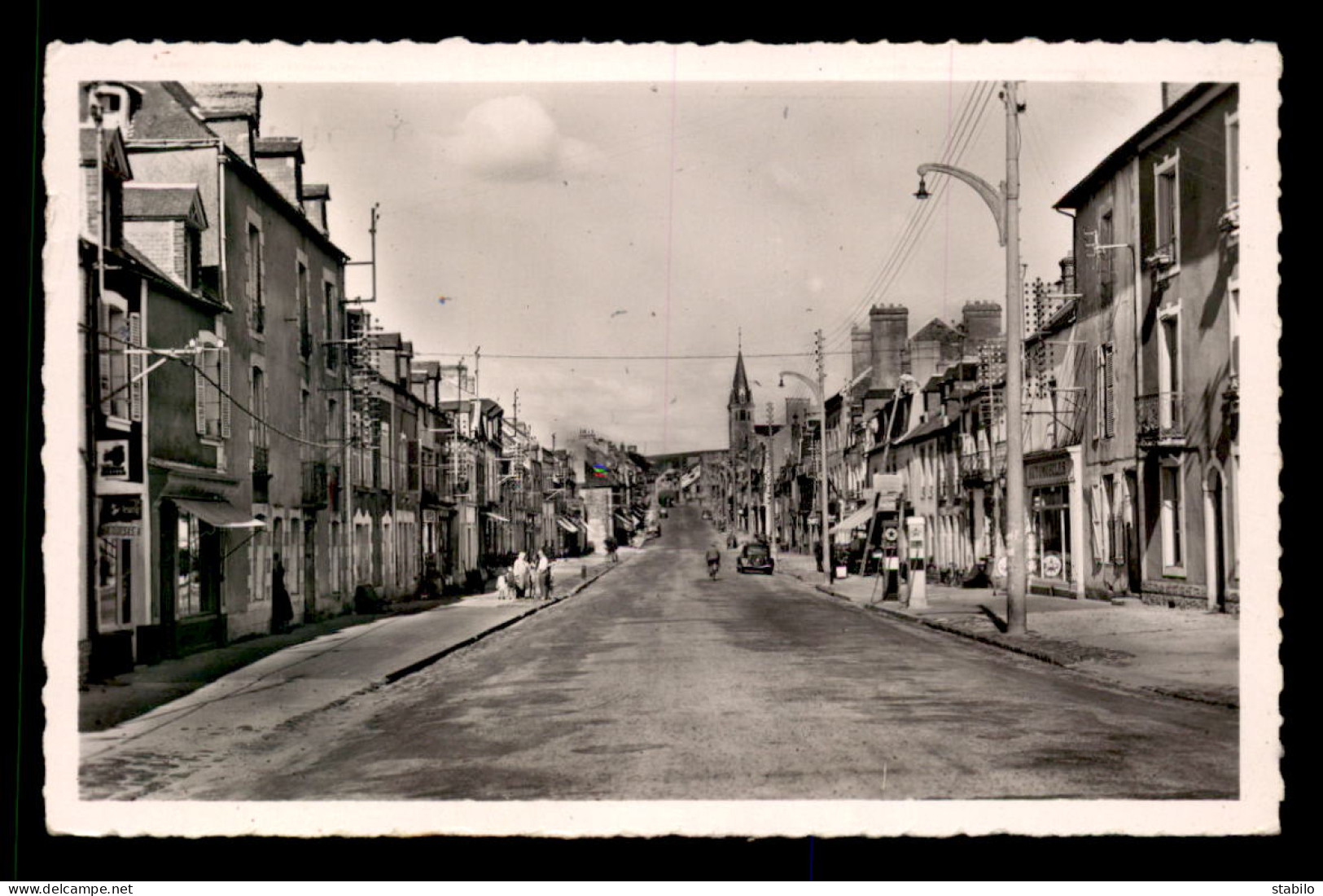 53 - PRE-EN-PAIL - RUE ARISTIDE BRIAND - POMPES A ESSENCE AZUR - Pre En Pail