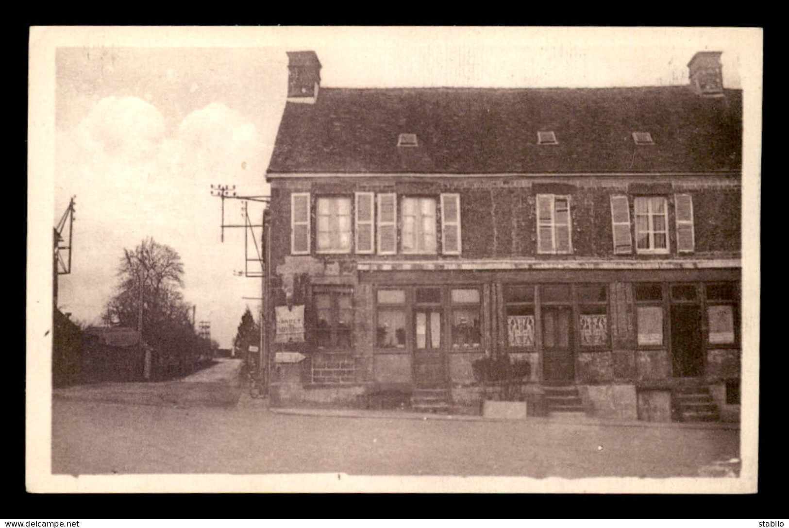 53 - BRECE - L'HOTEL ET LA RUE DE LA GARE - Sonstige & Ohne Zuordnung