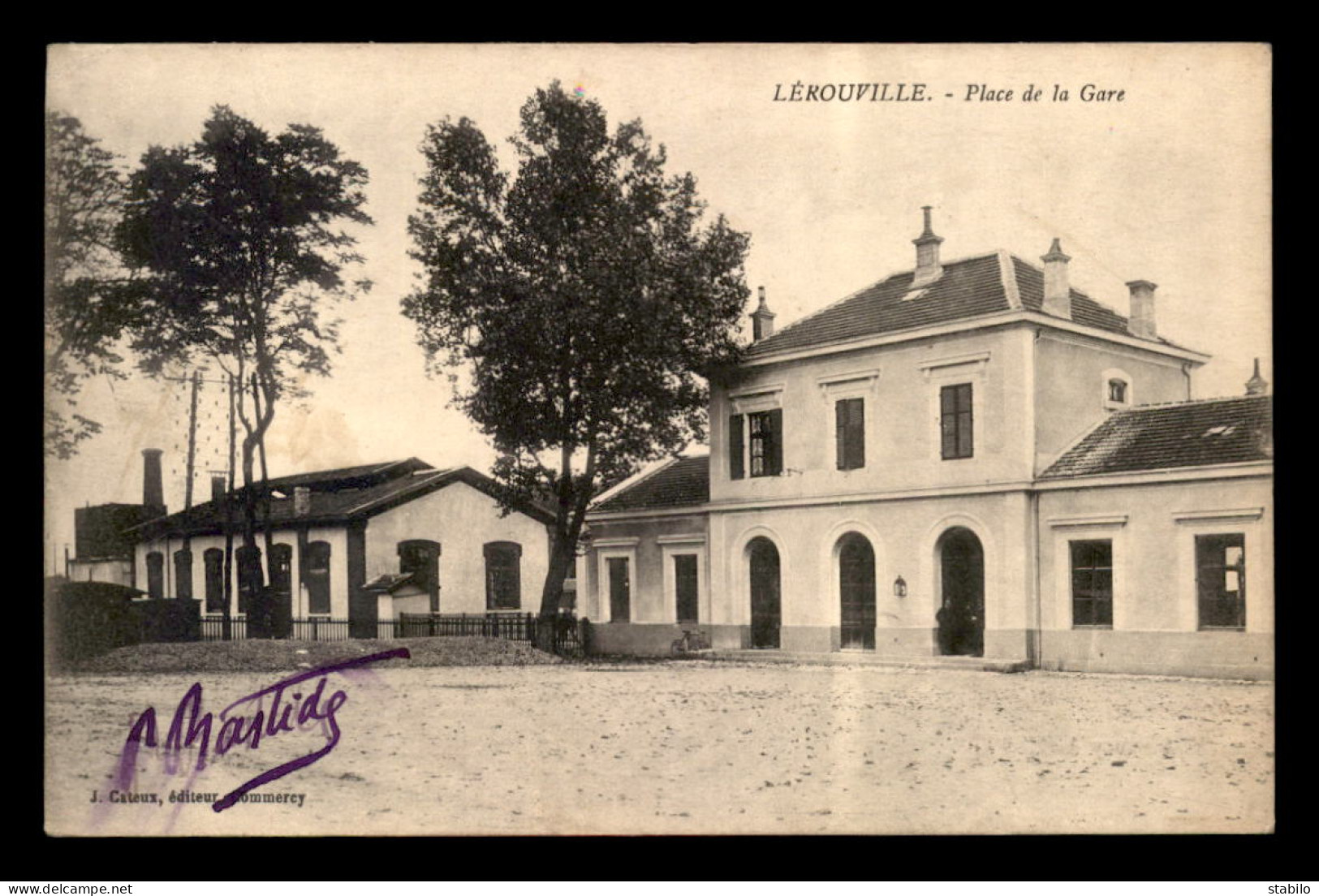 55 - LEROUVILLE - PLACE DE LA GARE - EDITEUR CATEUX - Lerouville