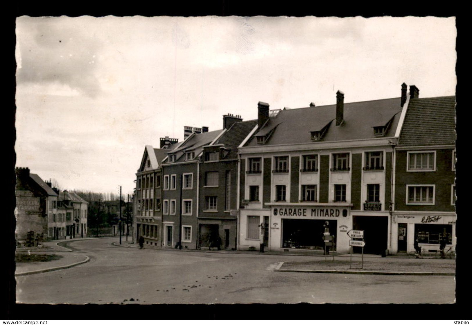 60 - BRETEUIL-SUR-NOYE - RUE DE PARIS - GARAGE MINARD - POMPES A ESSENCE ESSO - BOULANGERIE FENOT - Breteuil