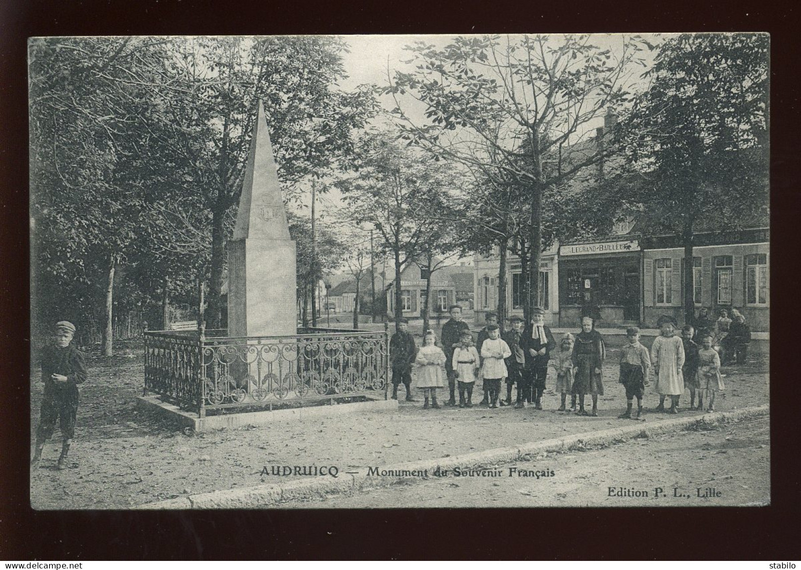 62 - AUDRUICQ - MONUMENT DU SOUVENIR FRANCAIS ET MAGASIN "LEGRAND-BAILLEUR" - Audruicq