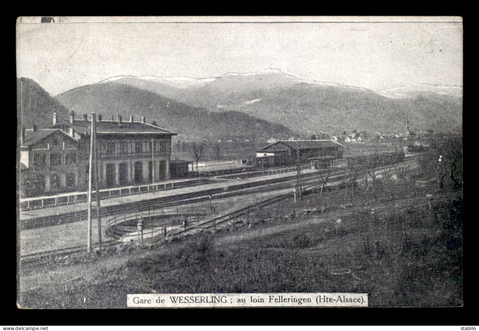 68 - WESSERLING - LA GARE DE CHEMIN DE FER - AU LOIN FELLERINGEN - Sonstige & Ohne Zuordnung