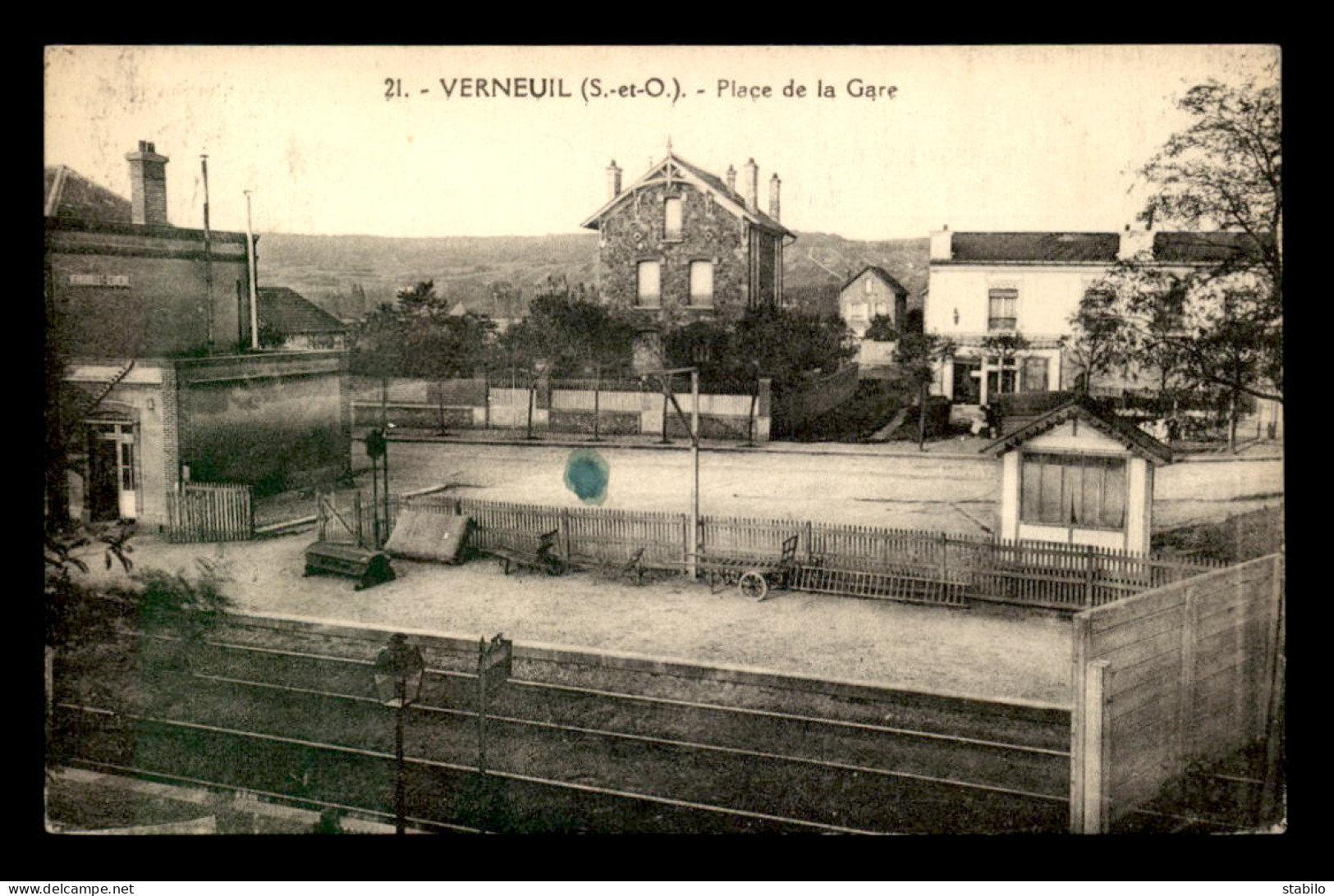 78 - VERNEUIL - PLACE DE LA GARE - LES VOIES DE CHEMIN DE FER - Verneuil Sur Seine
