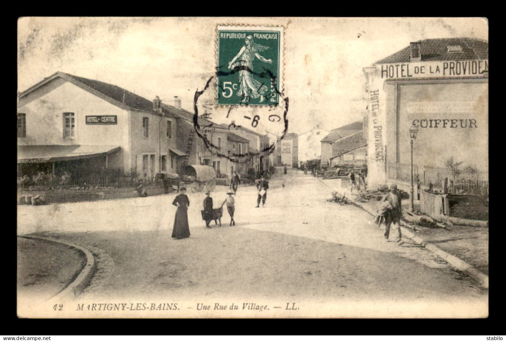 88 - MARTIGNY-LES-BAINS - UNE RUE DU VILLAGE - HOTEL DE LA PROVIDENCE - HOTEL DU CENTRE - Autres & Non Classés