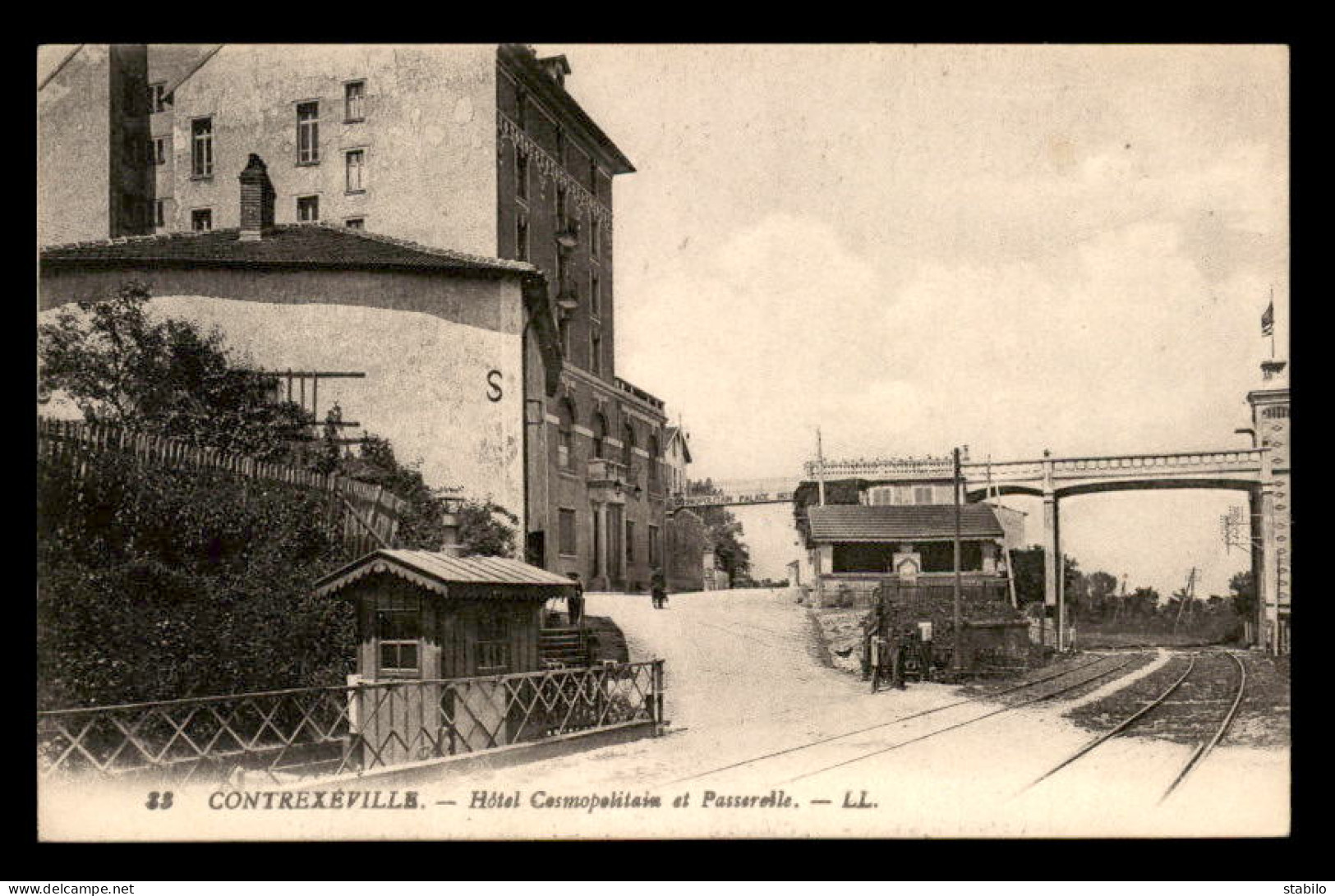 88 - CONTREXEVILLE - HOTEL COSMOPOLITAIN ET PASSERELLE - Contrexeville