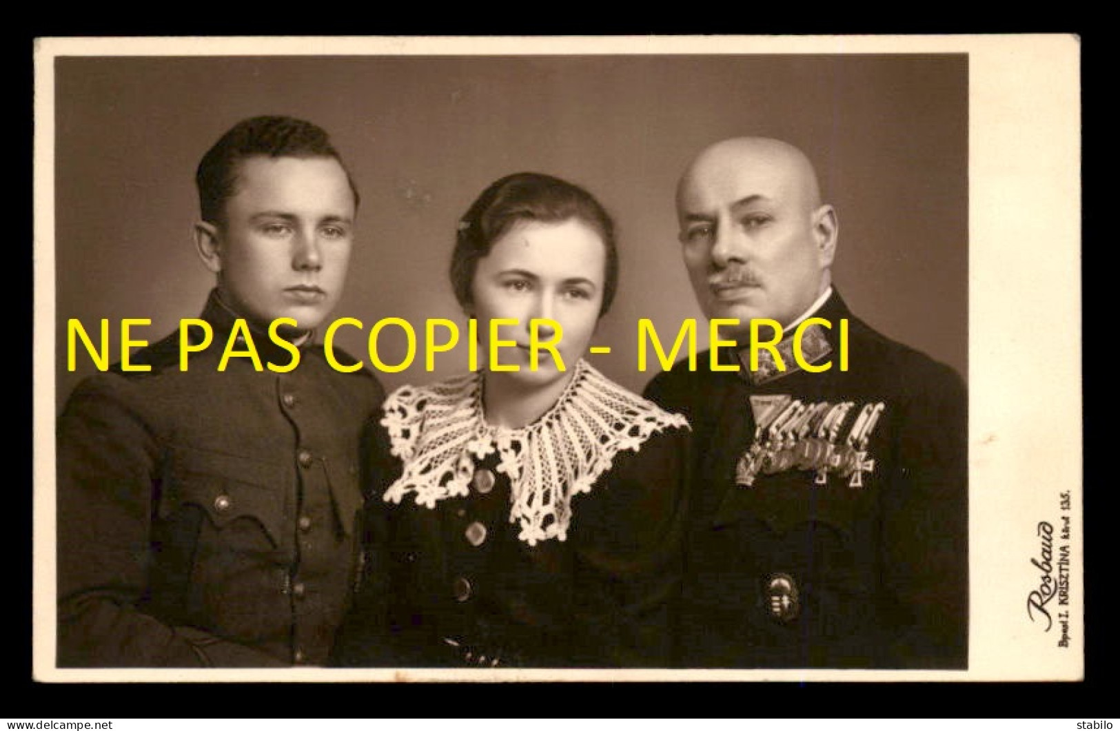 HONGRIE - MILITAIRES ET JEUNE FILLE - CARTE PHOTO ORIGINALE - PHOTO ROSBAUD BUDAPEST - Hungría