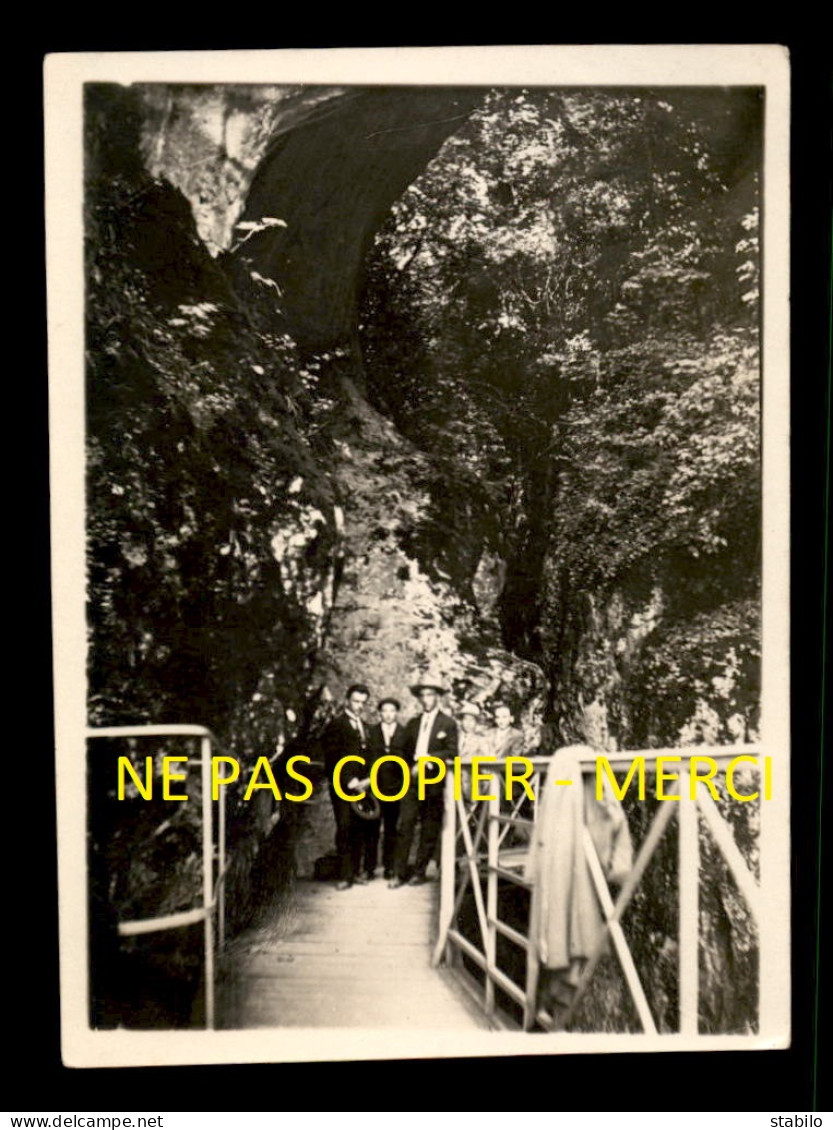 ENVIRONS D'ANNECY (HAUTE-SAVOIE) - ENTREE DES GORGES DU FIER JUILLET 1923 - FORMAT 12 X 8.5 CM - Orte