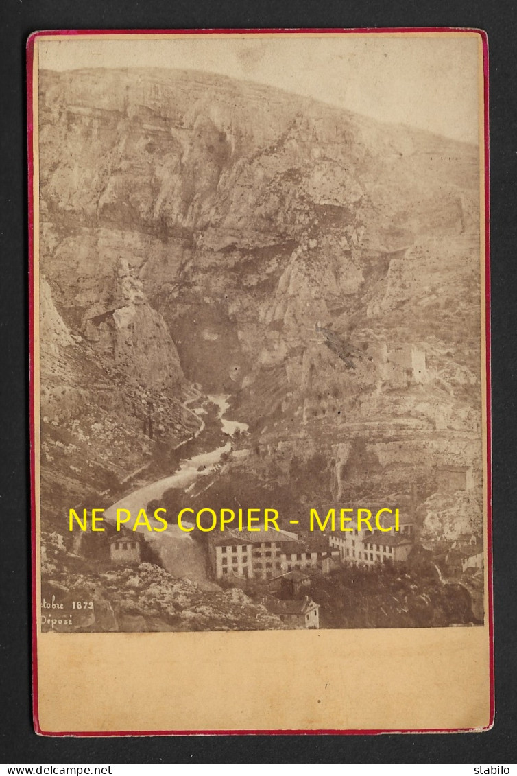 FONTAINE-DE-VAUCLUSE - OCTOBRE 1872 - PHOTOGRAPHIE CHAUVIN-MONIER, AVIGNON - PHOTO SUR CARTON FORMAT 16.5 X 10.5 CM - Plaatsen