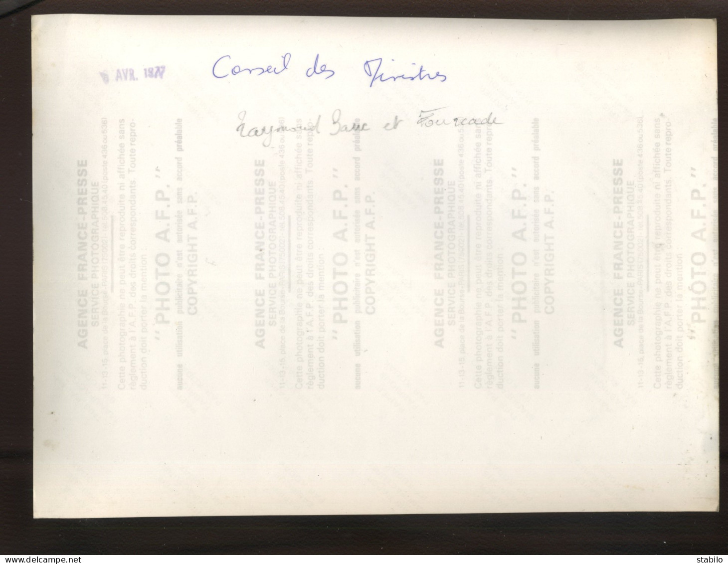 POLITIQUE - RAYMOND BARRE ET FOURCADE - CONSEIL DES MINISTRES AVRIL 1977 - FORMAT 24 X 17.5 CM - Célébrités