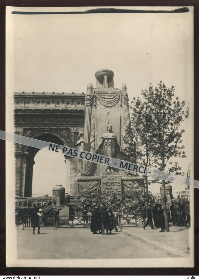 PARIS - CEREMONIE A L'ARC DE TRIOMPHE - MONUMENT AUX MORTS - FORMAT 18 X 13 CM  - Orte