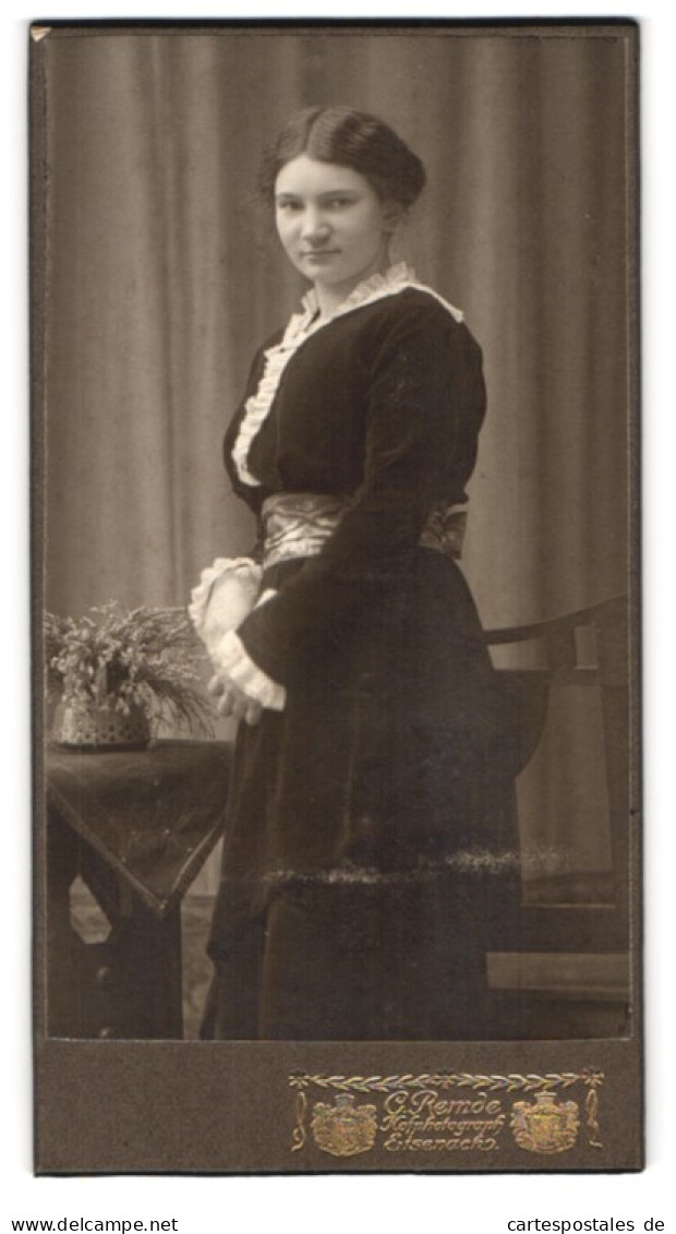 Fotografie C. Remde, Eisenach, Junge Bürgerliche Im Schwarzen Kleid Mit Rüschen  - Anonyme Personen