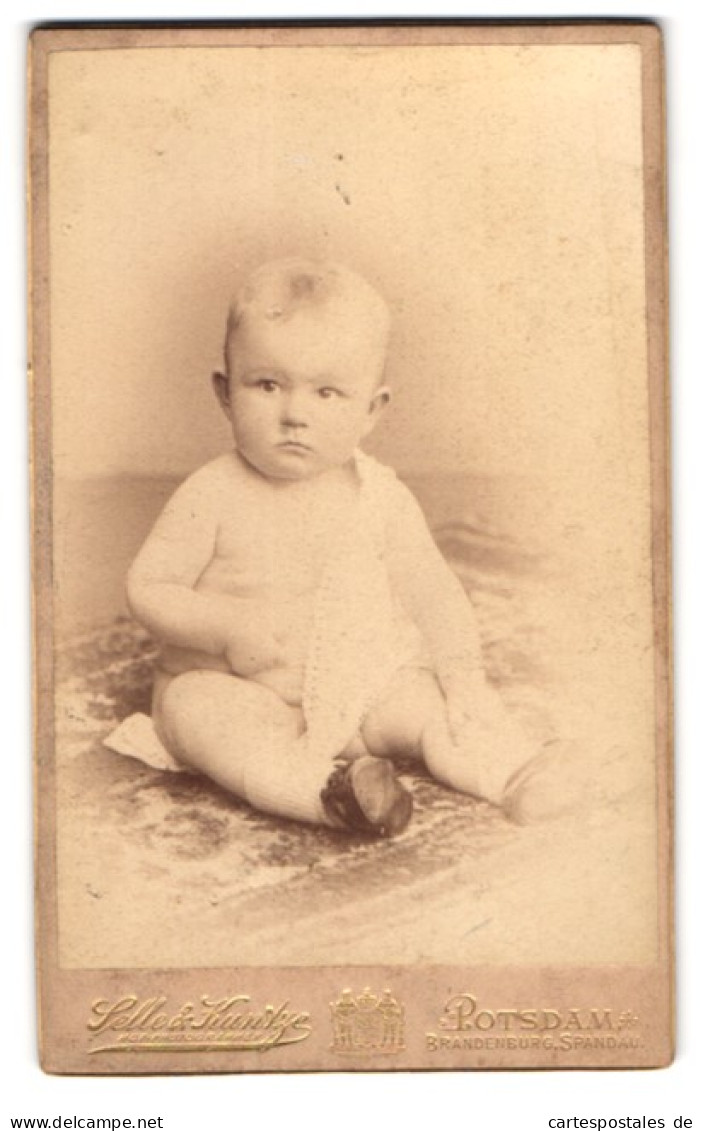 Fotografie Selle Und Kuntze, Potsdam, Schwertfegerstrasse 14, Baby Mit Überwurf Und Schuhen  - Anonymous Persons