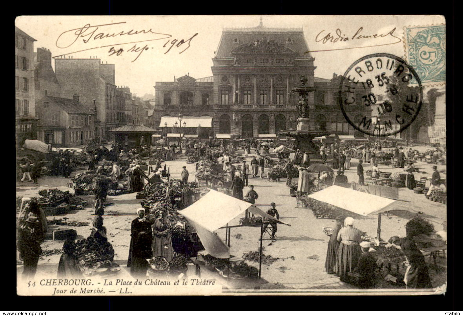 50 - CHERBOURG - PLACE DU CHATEAU ET LE THEATRE - JOUR DE MARCHE - Cherbourg