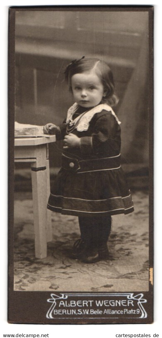 Fotografie Albert Wegner, Berlin, Belle Alliance Platz 9, Kleines Mädchen Im Schicken Kleid Mit Spange Im Haar  - Anonymous Persons