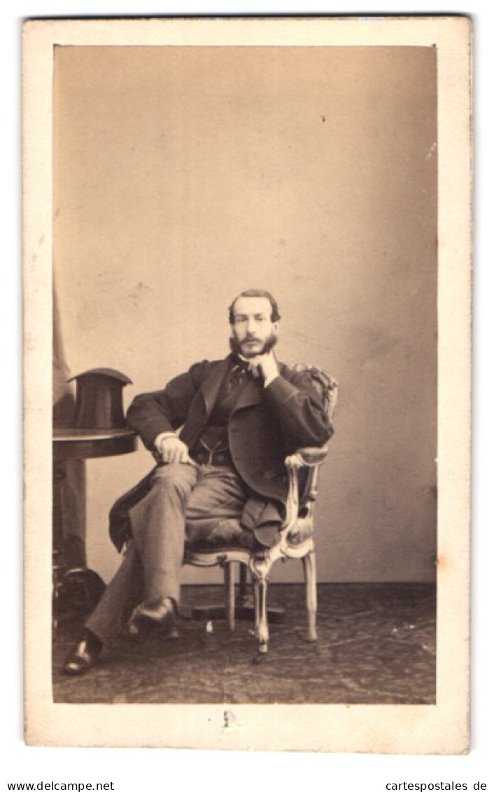 Fotografie H. Geruzet, Bruxelles, Rue Del`Ecuyer 27, Portrait Mann Im Anzug Sitzend Am Tisch Nebst Zylinder  - Anonymous Persons