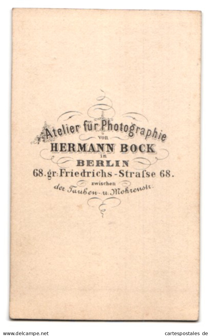 Fotografie H. Bock, Berlin, Gr. Friedrichstr. 68, Portrait Junge Dame Im Weissen Kleid Mit Locken  - Anonymous Persons