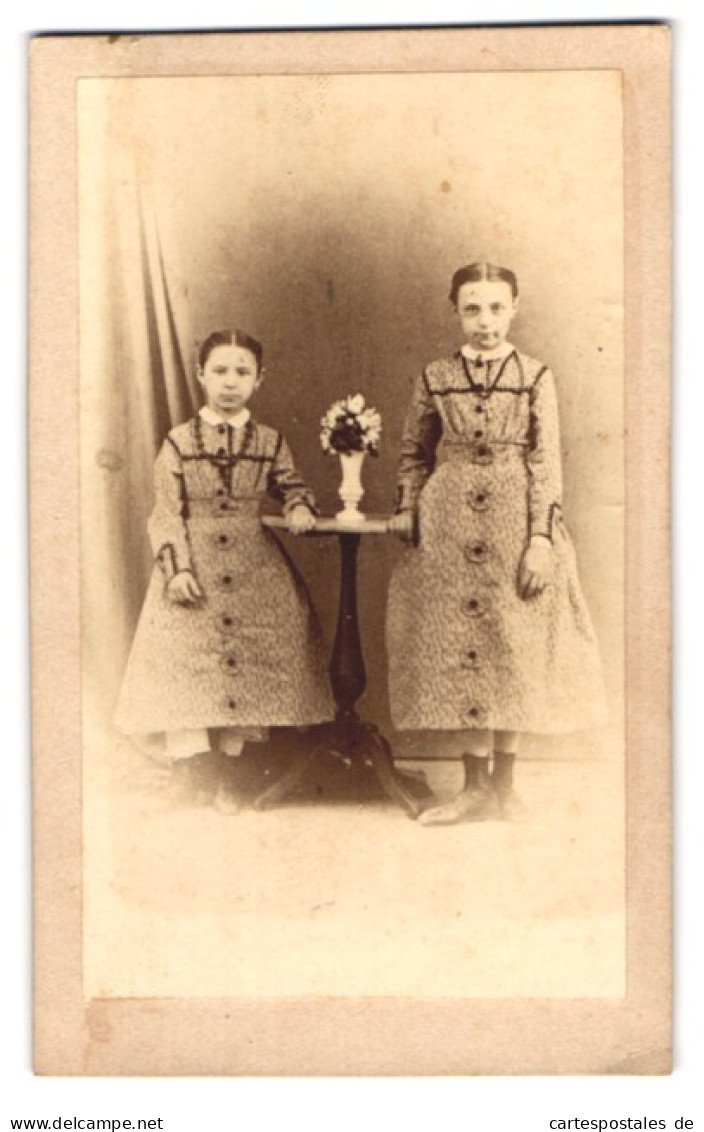 Fotografie Adalbert Stark, München, Portrait Zwei Junge Mädchen In Gleichen Kleidern Posieren Im Atelier  - Anonieme Personen
