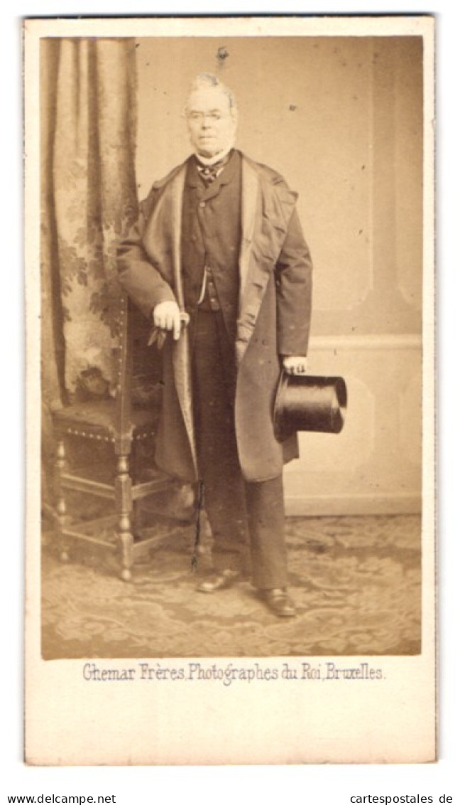 Fotografie Ghemar Freres, Bruxelles, Rue De L`Ecuyer 27, Portrait älterer Mann Im Anzug Mit Mantel Und Zylinder  - Anonieme Personen