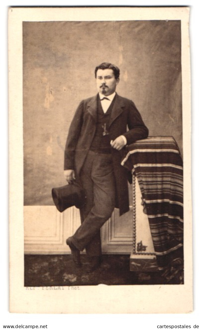 Photo A. Perlat, Poitiers, Portrait De Franzose Im Anzug Avec Zylinder Et Moustache  - Personas Anónimos